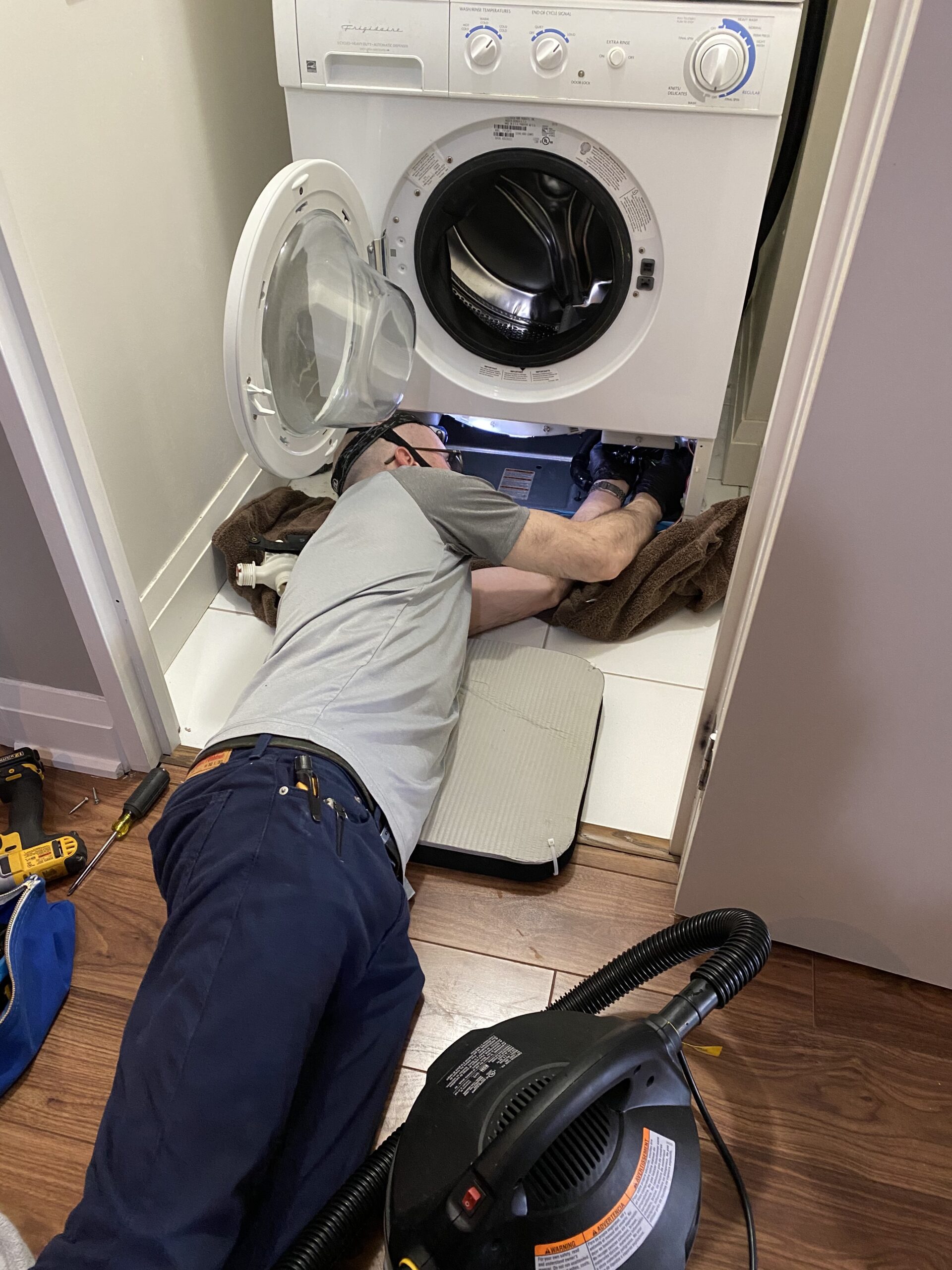 Technician repairing washing machine in Toronto – MR FIXIT Appliance Repair
